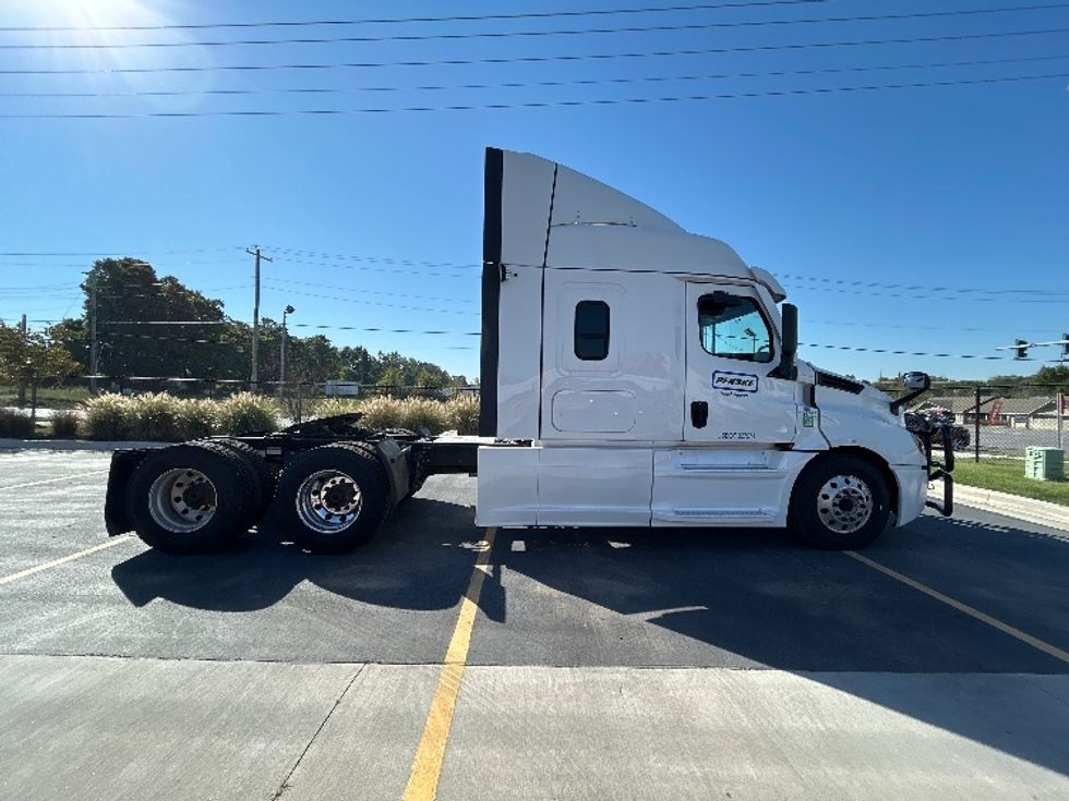 Sleeper Tractor-Heavy Duty Tractors-Freightliner-2022-T12664ST-Lowell-AR-385,072\n\t\tmiles-$ 91,250 - Image 8