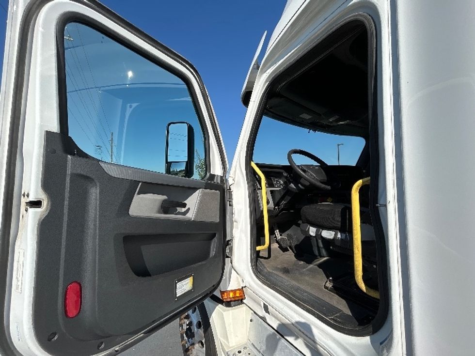 Sleeper Tractor-Heavy Duty Tractors-Freightliner-2022-T12664ST-Lowell-AR-385,072\n\t\tmiles-$ 91,250 - Image 9