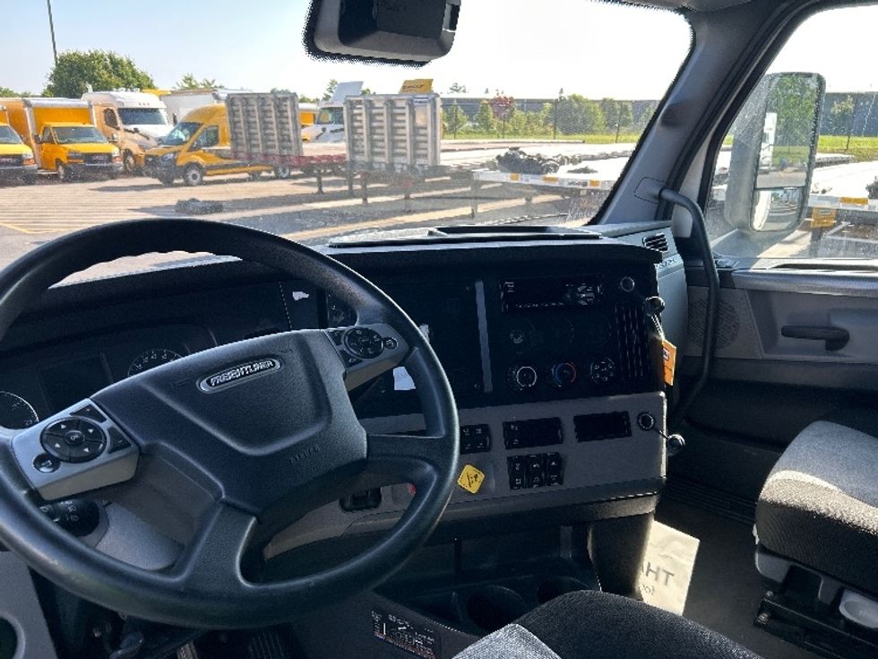 Sleeper Tractor-Heavy Duty Tractors-Freightliner-2022-T12664ST-Lowell-AR-401,597\n\t\tmiles-$ 83,000 - Image 10