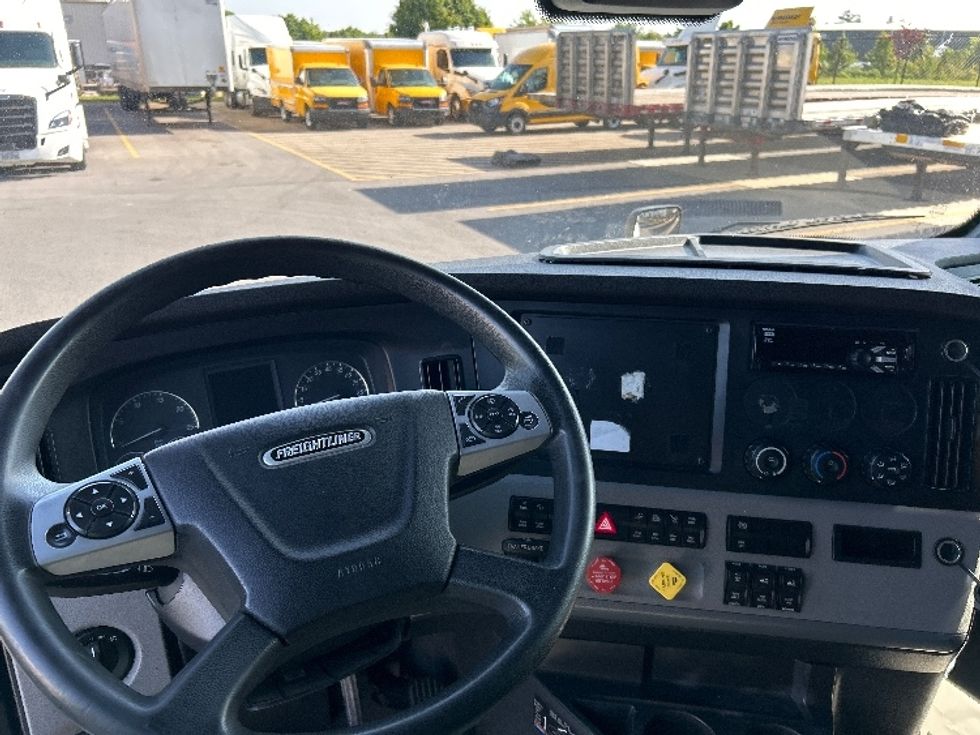 Sleeper Tractor-Heavy Duty Tractors-Freightliner-2022-T12664ST-Lowell-AR-401,597\n\t\tmiles-$ 83,000 - Image 11