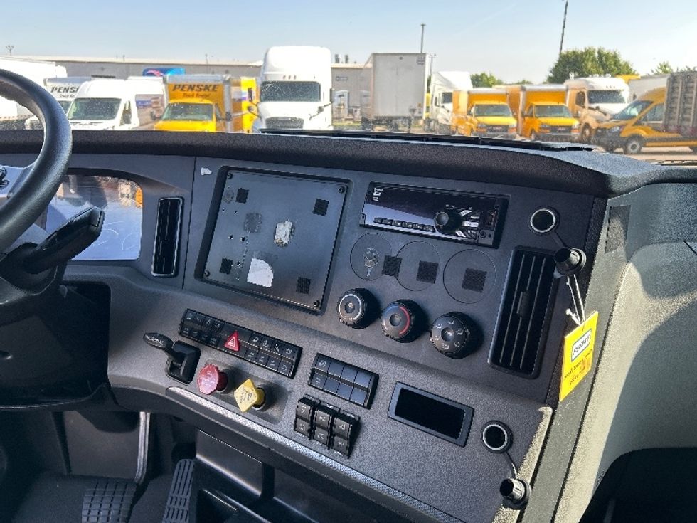 Sleeper Tractor-Heavy Duty Tractors-Freightliner-2022-T12664ST-Lowell-AR-401,597\n\t\tmiles-$ 83,000 - Image 12