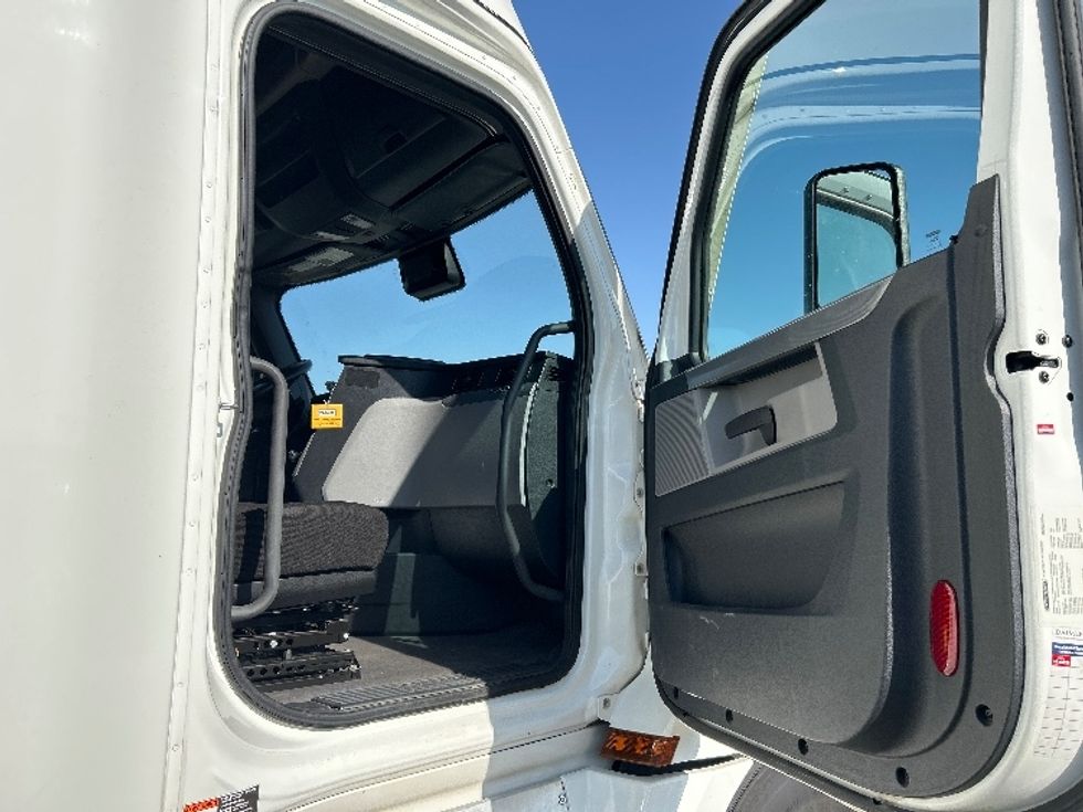 Sleeper Tractor-Heavy Duty Tractors-Freightliner-2022-T12664ST-Lowell-AR-401,597\n\t\tmiles-$ 83,000 - Image 13