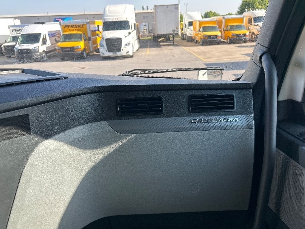 Sleeper Tractor-Heavy Duty Tractors-Freightliner-2022-T12664ST-Lowell-AR-401,597\n\t\tmiles-$ 83,000 - Image 14