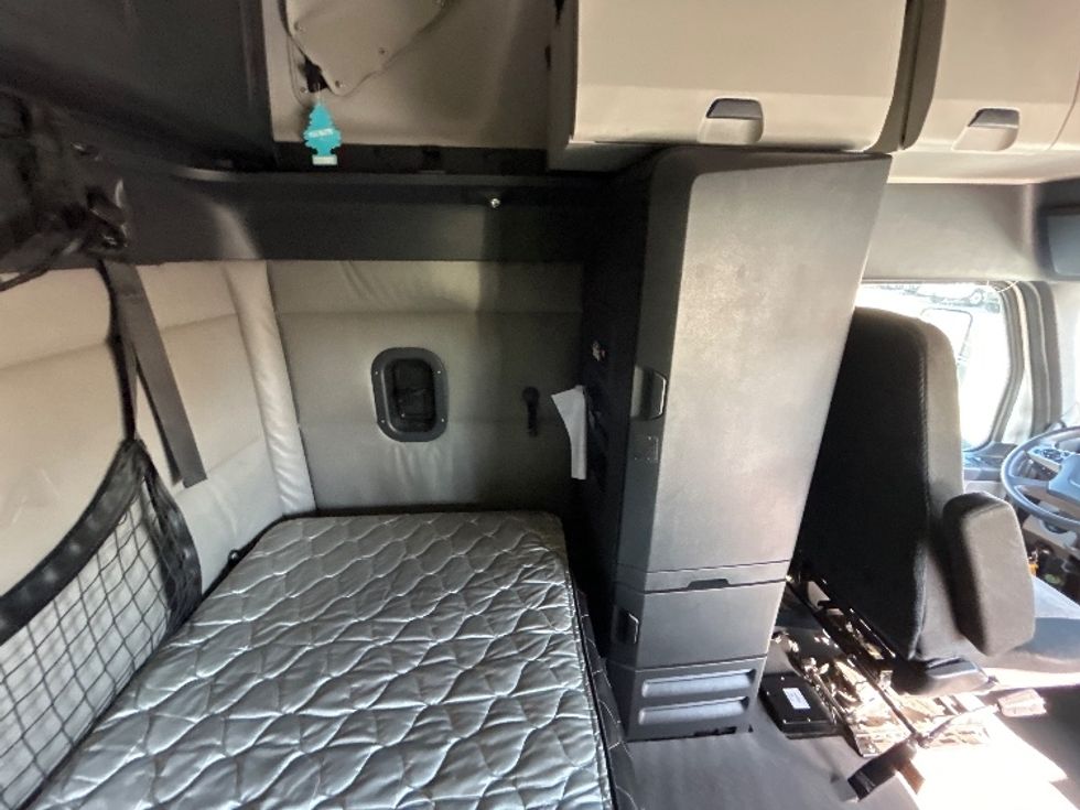 Sleeper Tractor-Heavy Duty Tractors-Freightliner-2022-T12664ST-Lowell-AR-401,597\n\t\tmiles-$ 83,000 - Image 18