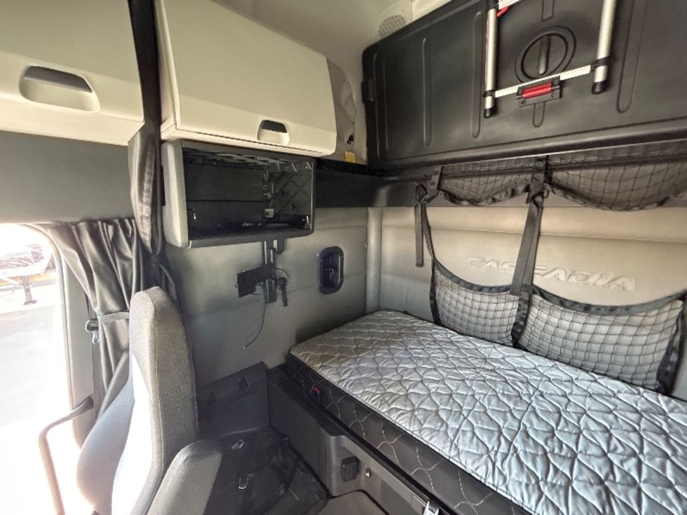 Sleeper Tractor-Heavy Duty Tractors-Freightliner-2022-T12664ST-Lowell-AR-401,597\n\t\tmiles-$ 83,000 - Image 19