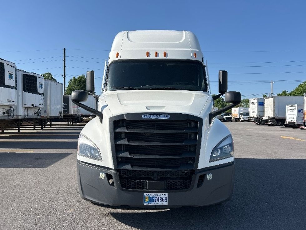 Sleeper Tractor-Heavy Duty Tractors-Freightliner-2022-T12664ST-Lowell-AR-401,597\n\t\tmiles-$ 83,000 - Image 2