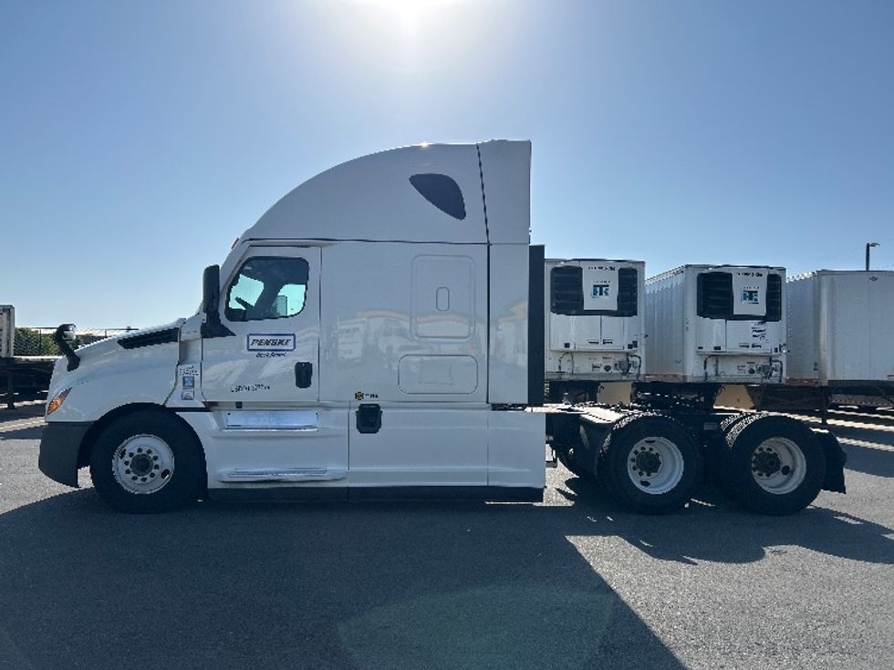 Sleeper Tractor-Heavy Duty Tractors-Freightliner-2022-T12664ST-Lowell-AR-401,597\n\t\tmiles-$ 83,000 - Image 4