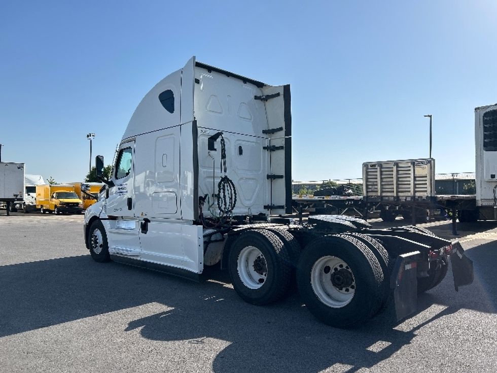 Sleeper Tractor-Heavy Duty Tractors-Freightliner-2022-T12664ST-Lowell-AR-401,597\n\t\tmiles-$ 83,000 - Image 5