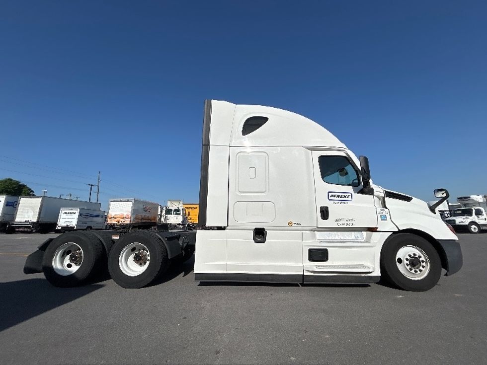 Sleeper Tractor-Heavy Duty Tractors-Freightliner-2022-T12664ST-Lowell-AR-401,597\n\t\tmiles-$ 83,000 - Image 8