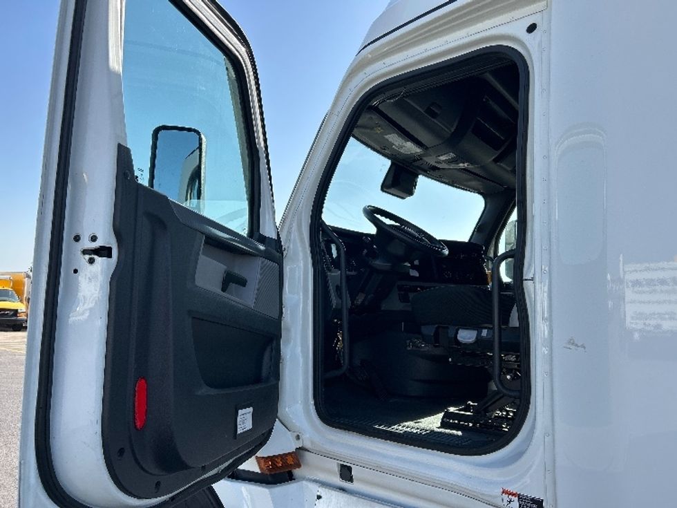 Sleeper Tractor-Heavy Duty Tractors-Freightliner-2022-T12664ST-Lowell-AR-401,597\n\t\tmiles-$ 83,000 - Image 9