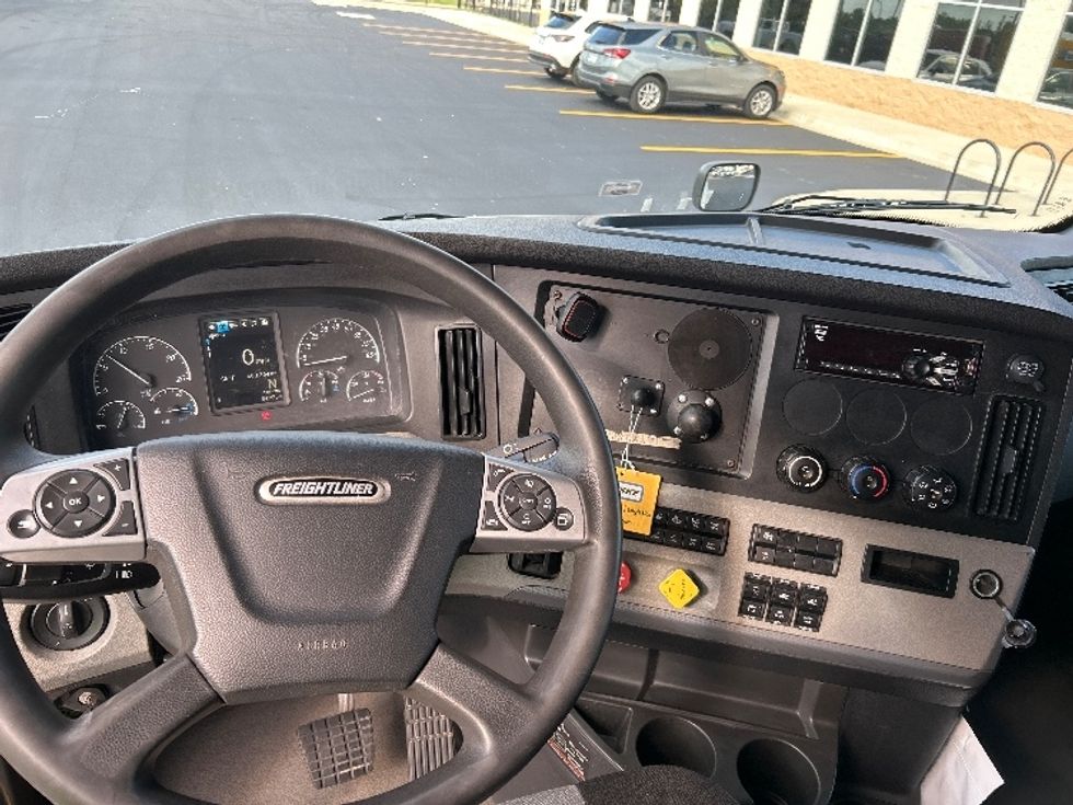 Sleeper Tractor-Heavy Duty Tractors-Freightliner-2022-T12664ST-Lowell-AR-403,362\n\t\tmiles-$ 81,000 - Image 11