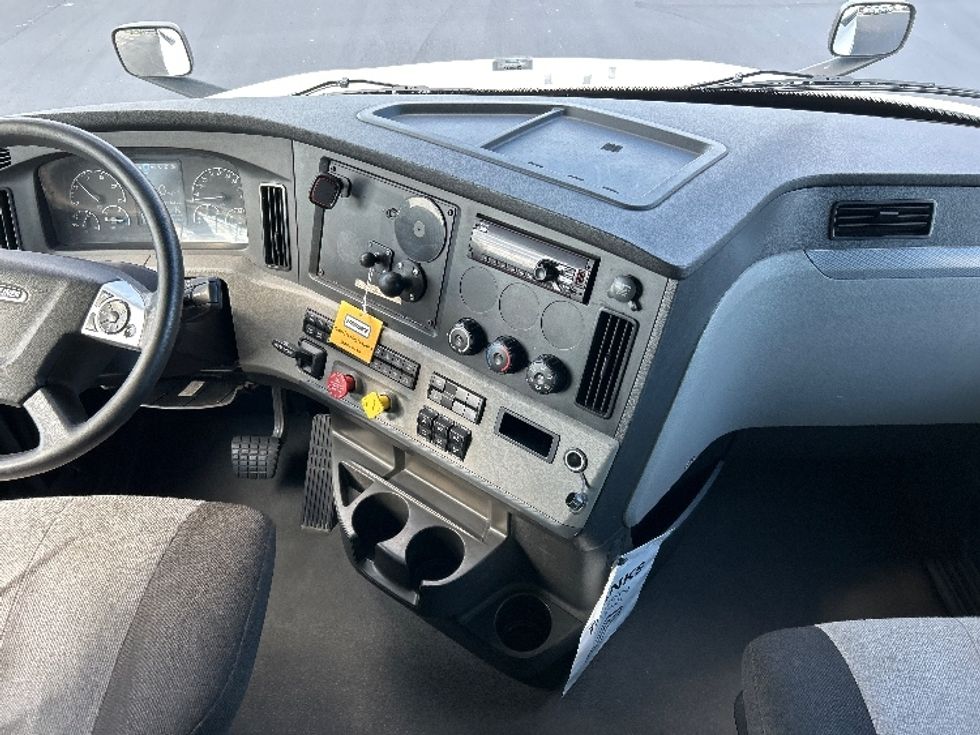 Sleeper Tractor-Heavy Duty Tractors-Freightliner-2022-T12664ST-Lowell-AR-403,362\n\t\tmiles-$ 81,000 - Image 12