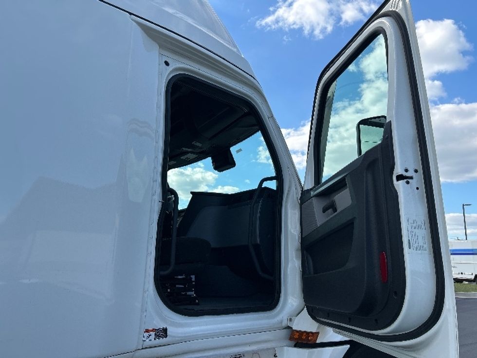 Sleeper Tractor-Heavy Duty Tractors-Freightliner-2022-T12664ST-Lowell-AR-403,362\n\t\tmiles-$ 81,000 - Image 13