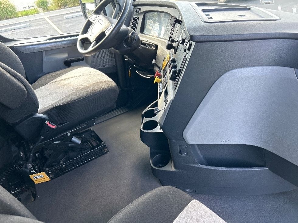 Sleeper Tractor-Heavy Duty Tractors-Freightliner-2022-T12664ST-Lowell-AR-403,362\n\t\tmiles-$ 81,000 - Image 15