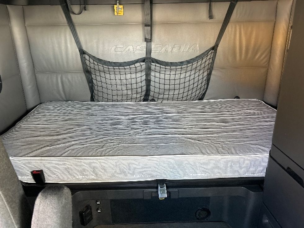 Sleeper Tractor-Heavy Duty Tractors-Freightliner-2022-T12664ST-Lowell-AR-403,362\n\t\tmiles-$ 81,000 - Image 16