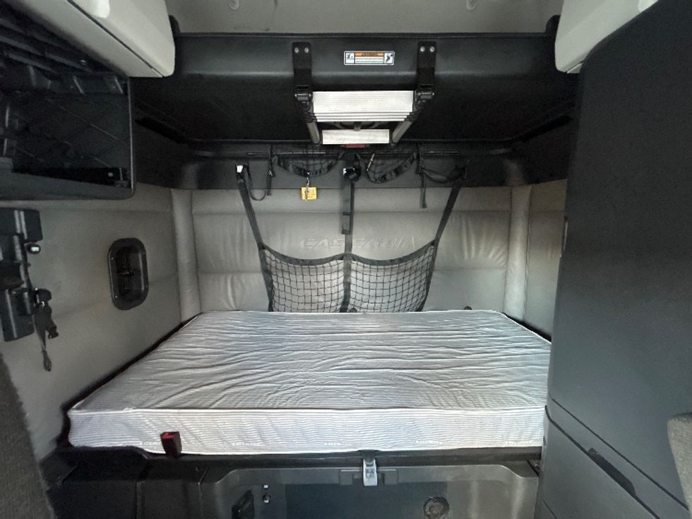 Sleeper Tractor-Heavy Duty Tractors-Freightliner-2022-T12664ST-Lowell-AR-403,362\n\t\tmiles-$ 81,000 - Image 17