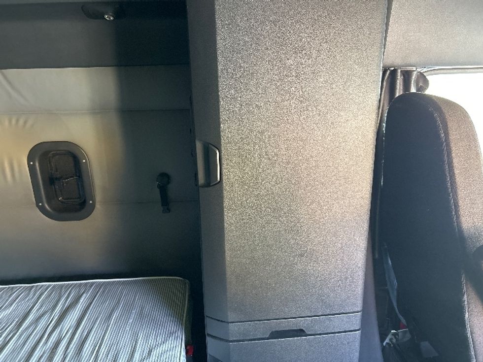 Sleeper Tractor-Heavy Duty Tractors-Freightliner-2022-T12664ST-Lowell-AR-403,362\n\t\tmiles-$ 81,000 - Image 18