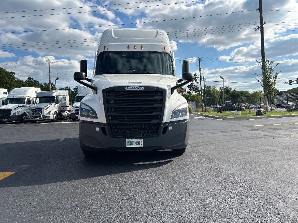 2022 Freightliner Cascadia 126" Sleeper Cab photo 2