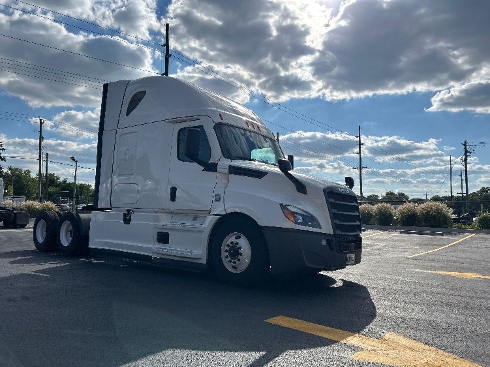 2022 Freightliner Cascadia 126" Sleeper Cab photo 3
