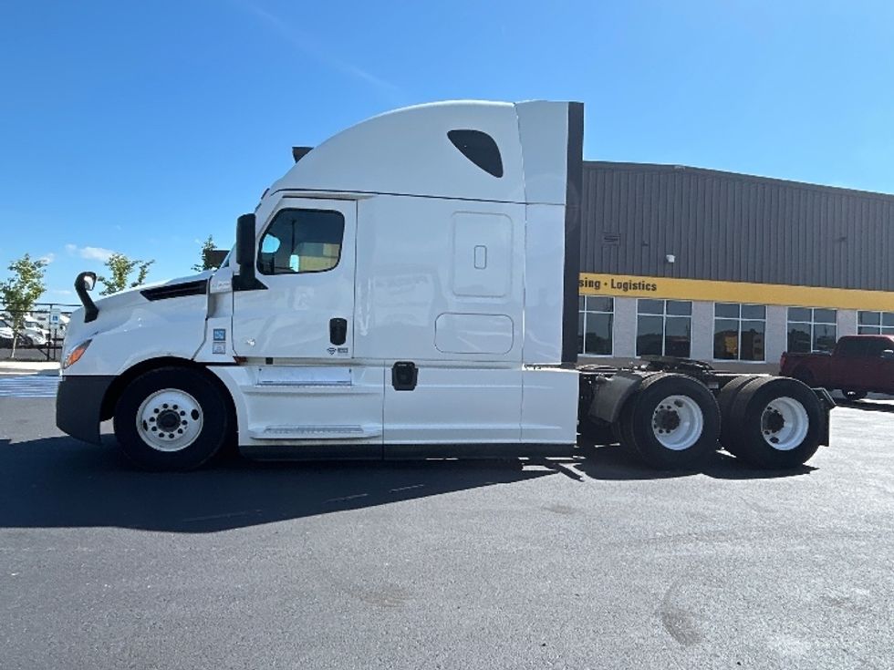 2022 Freightliner Cascadia 126" Sleeper Cab photo 4
