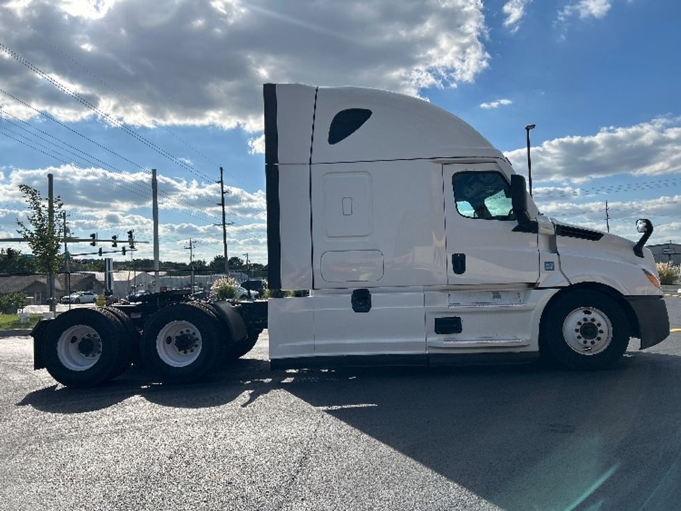 Sleeper Tractor-Heavy Duty Tractors-Freightliner-2022-T12664ST-Lowell-AR-403,362\n\t\tmiles-$ 81,000 - Image 8
