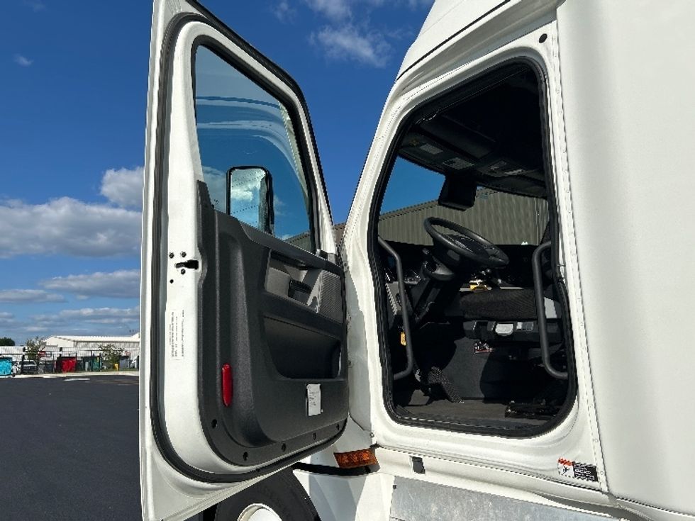 Sleeper Tractor-Heavy Duty Tractors-Freightliner-2022-T12664ST-Lowell-AR-403,362\n\t\tmiles-$ 81,000 - Image 9