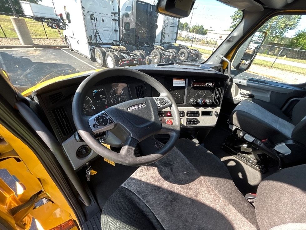 Sleeper Tractor-Heavy Duty Tractors-Freightliner-2022-T12664ST-Lowell-AR-460,911\n\t\tmiles-$ 71,000 - Image 10