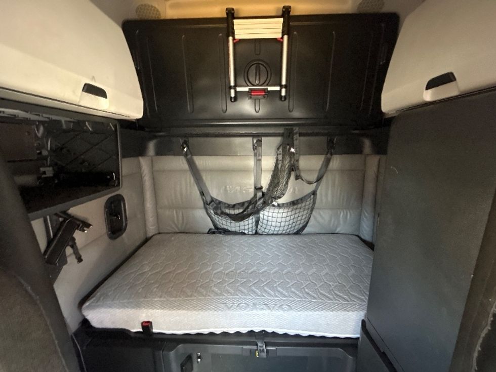 Sleeper Tractor-Heavy Duty Tractors-Freightliner-2022-T12664ST-Lowell-AR-460,911\n\t\tmiles-$ 71,000 - Image 13