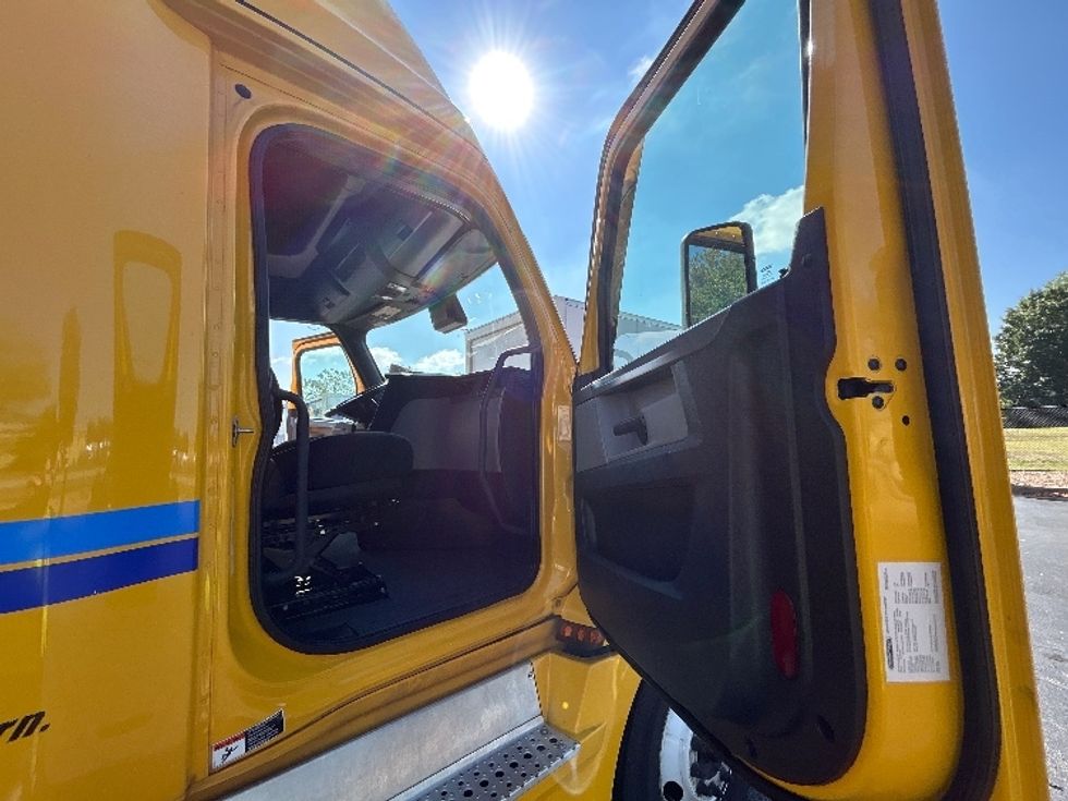 Sleeper Tractor-Heavy Duty Tractors-Freightliner-2022-T12664ST-Lowell-AR-460,911\n\t\tmiles-$ 71,000 - Image 14