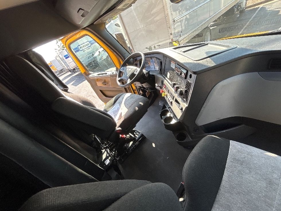 Sleeper Tractor-Heavy Duty Tractors-Freightliner-2022-T12664ST-Lowell-AR-460,911\n\t\tmiles-$ 71,000 - Image 16