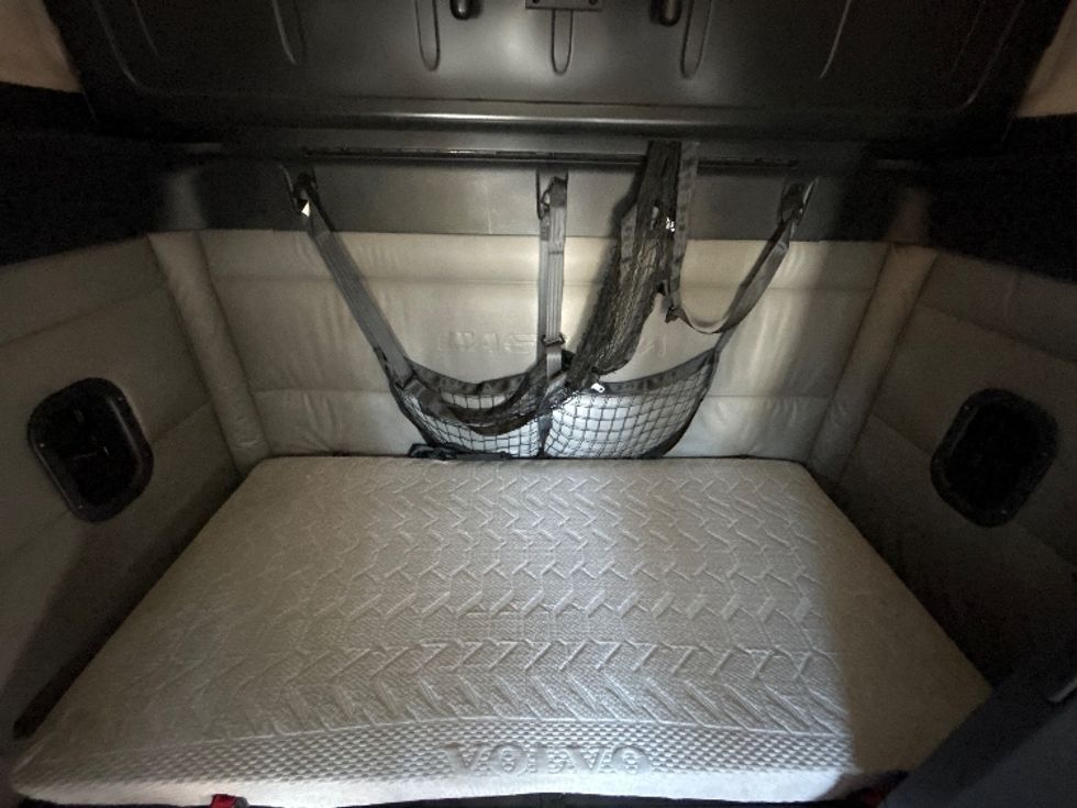 Sleeper Tractor-Heavy Duty Tractors-Freightliner-2022-T12664ST-Lowell-AR-460,911\n\t\tmiles-$ 71,000 - Image 17