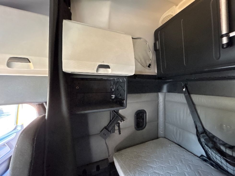 Sleeper Tractor-Heavy Duty Tractors-Freightliner-2022-T12664ST-Lowell-AR-460,911\n\t\tmiles-$ 71,000 - Image 19