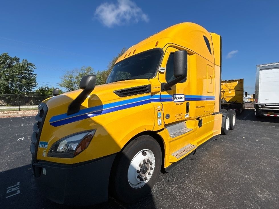 Sleeper Tractor-Heavy Duty Tractors-Freightliner-2022-T12664ST-Lowell-AR-460,911\n\t\tmiles-$ 71,000 - Image 3