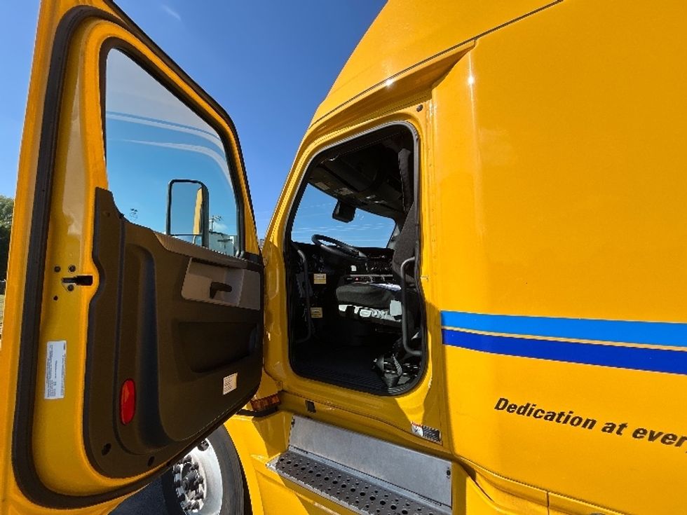 Sleeper Tractor-Heavy Duty Tractors-Freightliner-2022-T12664ST-Lowell-AR-460,911\n\t\tmiles-$ 71,000 - Image 9