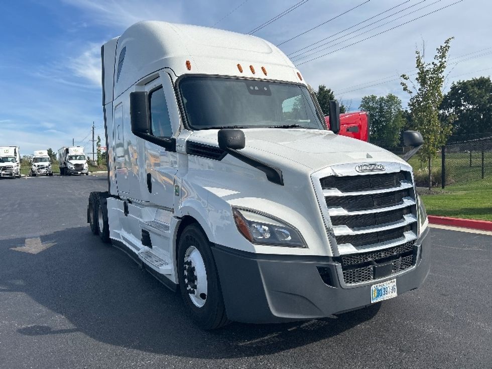 Sleeper Tractor-Heavy Duty Tractors-Freightliner-2022-T12664ST-Lowell-AR-492,833\n\t\tmiles-$ 82,000 - Image 1