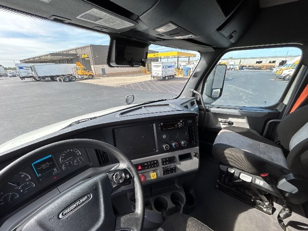 Sleeper Tractor-Heavy Duty Tractors-Freightliner-2022-T12664ST-Lowell-AR-492,833\n\t\tmiles-$ 82,000 - Image 10