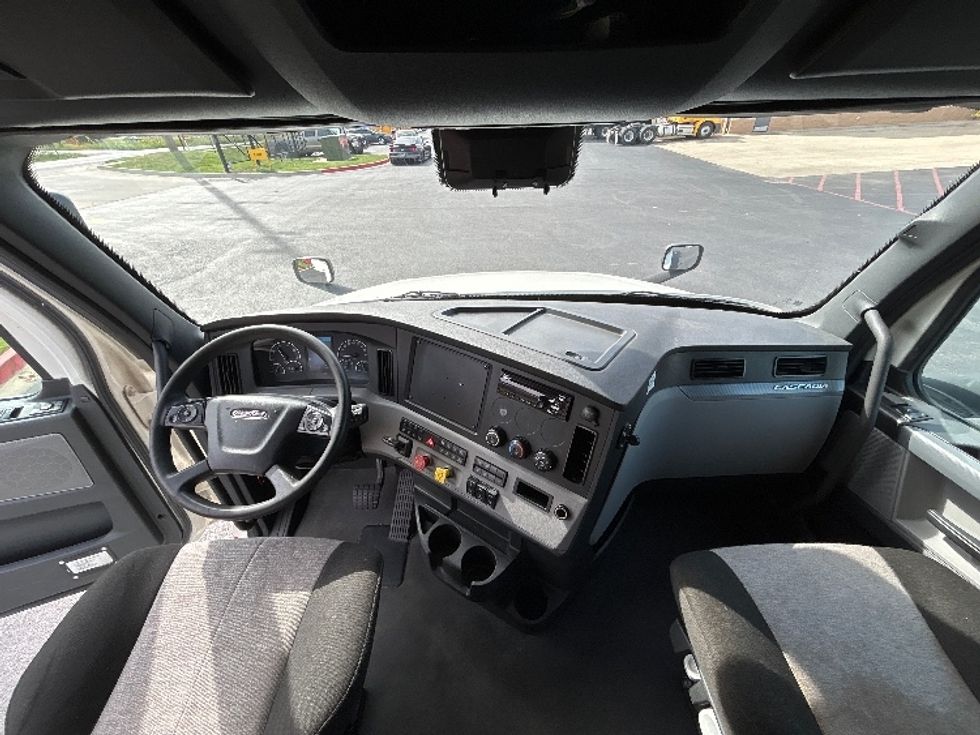 Sleeper Tractor-Heavy Duty Tractors-Freightliner-2022-T12664ST-Lowell-AR-492,833\n\t\tmiles-$ 82,000 - Image 11