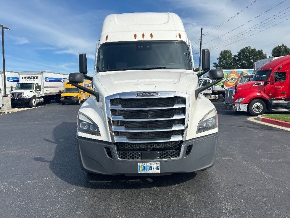 Sleeper Tractor-Heavy Duty Tractors-Freightliner-2022-T12664ST-Lowell-AR-492,833\n\t\tmiles-$ 82,000 - Image 2