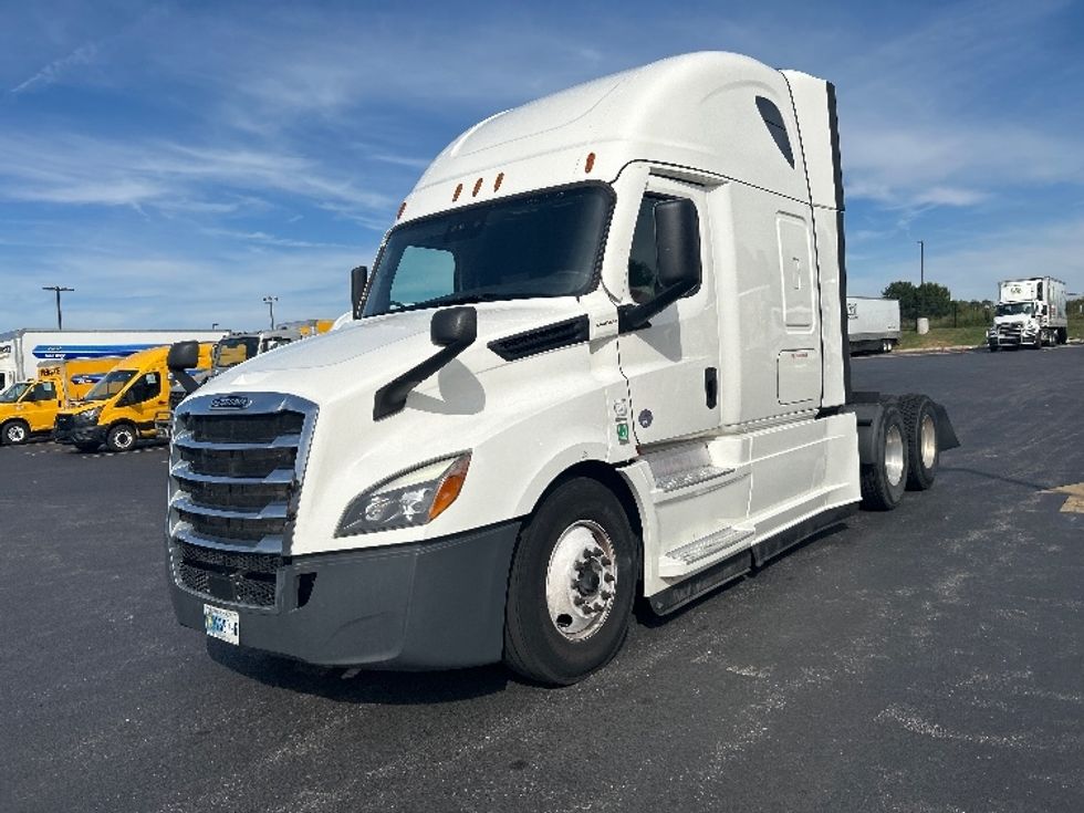 Sleeper Tractor-Heavy Duty Tractors-Freightliner-2022-T12664ST-Lowell-AR-492,833\n\t\tmiles-$ 82,000 - Image 3