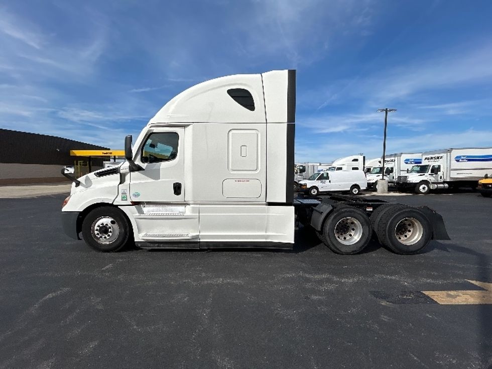 Sleeper Tractor-Heavy Duty Tractors-Freightliner-2022-T12664ST-Lowell-AR-492,833\n\t\tmiles-$ 82,000 - Image 4