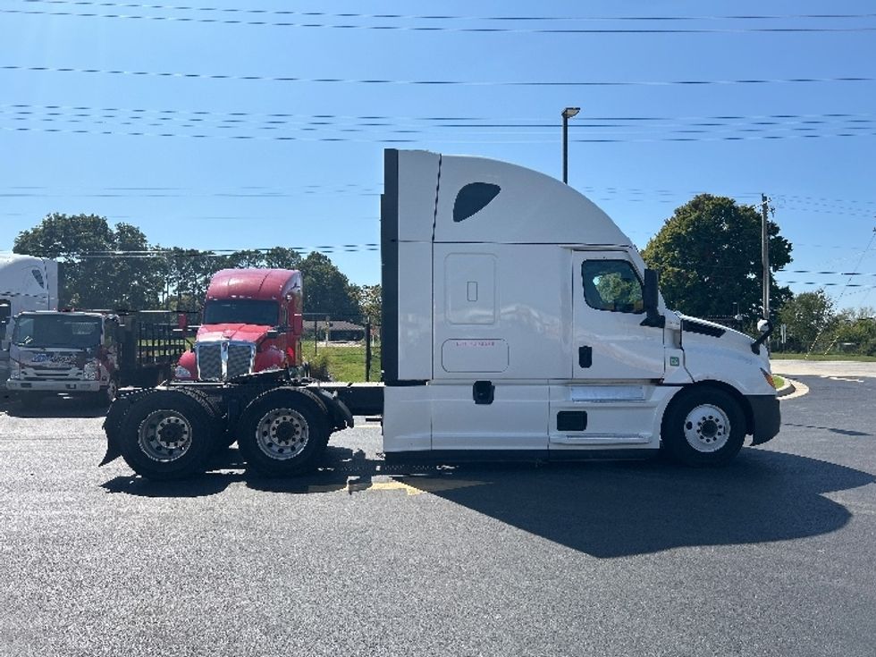 Sleeper Tractor-Heavy Duty Tractors-Freightliner-2022-T12664ST-Lowell-AR-492,833\n\t\tmiles-$ 82,000 - Image 8