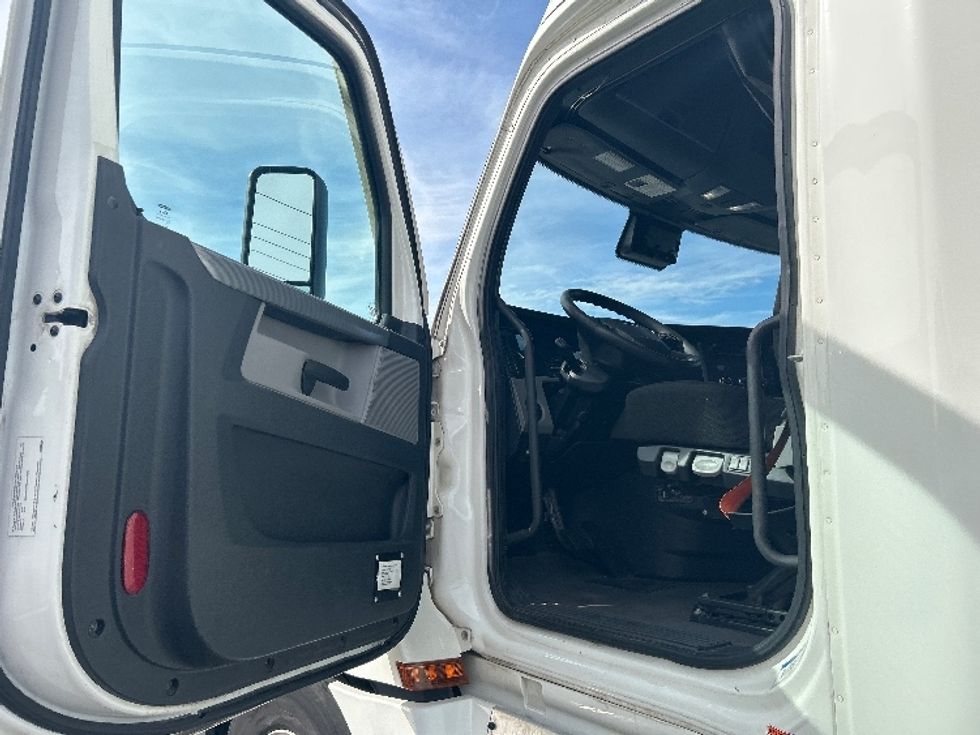 Sleeper Tractor-Heavy Duty Tractors-Freightliner-2022-T12664ST-Lowell-AR-492,833\n\t\tmiles-$ 82,000 - Image 9