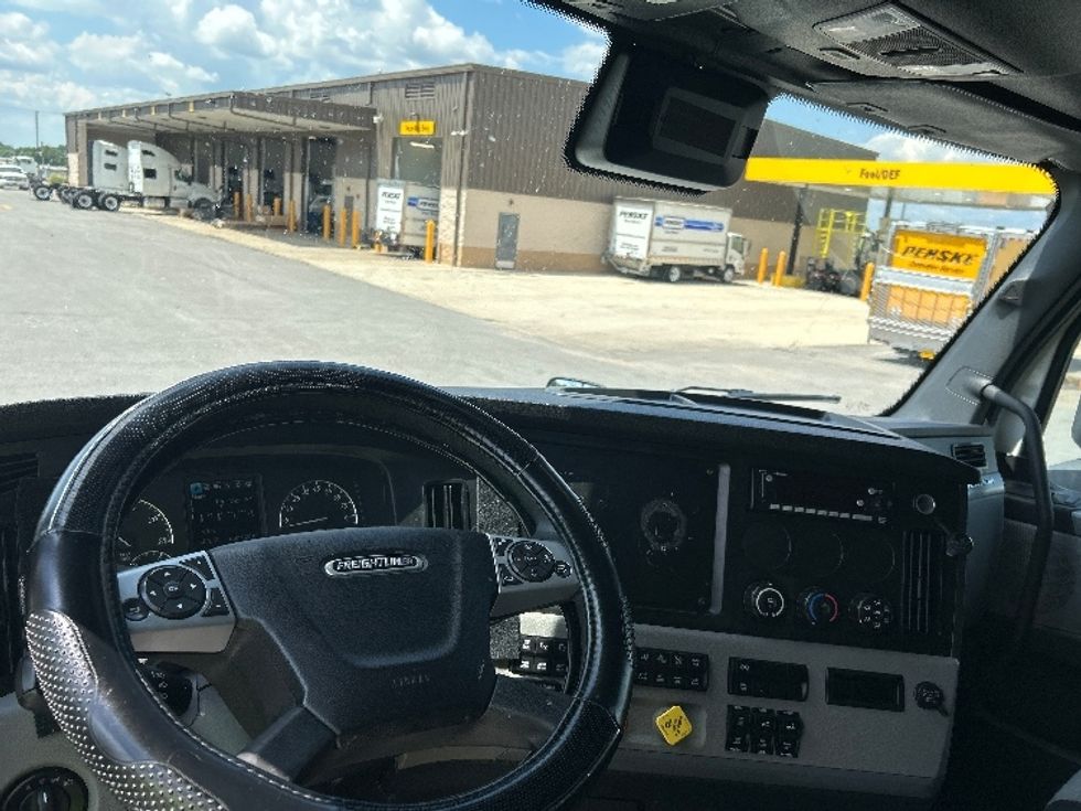 Sleeper Tractor-Heavy Duty Tractors-Freightliner-2022-T12664ST-Lowell-AR-602,025\n\t\tmiles-$ 63,000 - Image 11