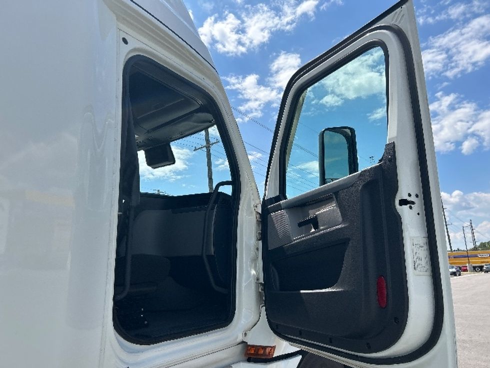 Sleeper Tractor-Heavy Duty Tractors-Freightliner-2022-T12664ST-Lowell-AR-602,025\n\t\tmiles-$ 63,000 - Image 13