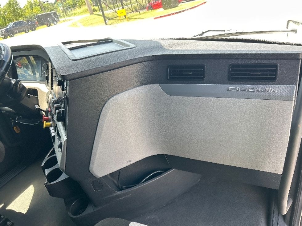 Sleeper Tractor-Heavy Duty Tractors-Freightliner-2022-T12664ST-Lowell-AR-602,025\n\t\tmiles-$ 63,000 - Image 14