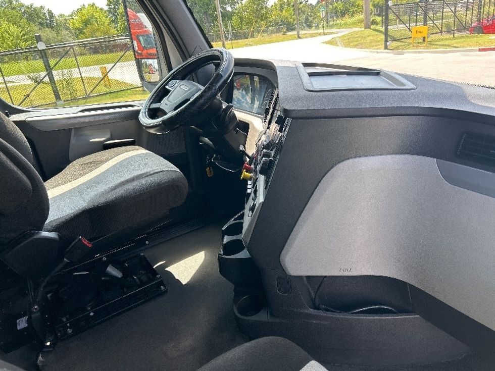 Sleeper Tractor-Heavy Duty Tractors-Freightliner-2022-T12664ST-Lowell-AR-602,025\n\t\tmiles-$ 63,000 - Image 15