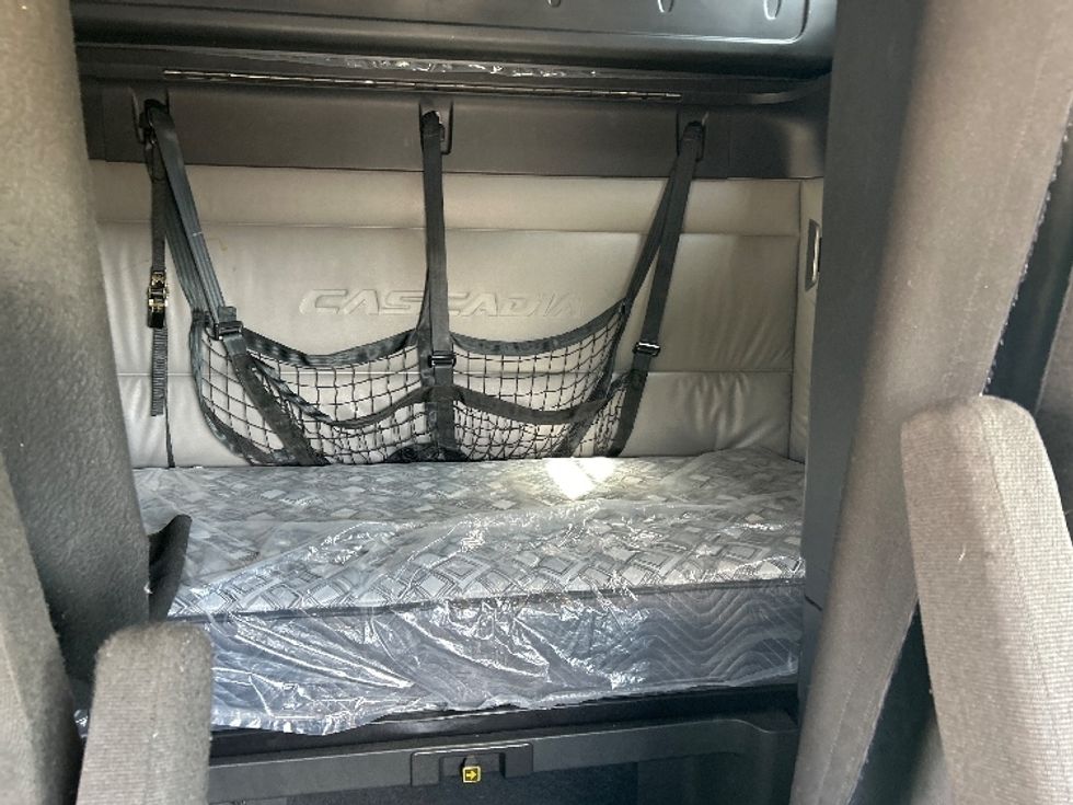 Sleeper Tractor-Heavy Duty Tractors-Freightliner-2022-T12664ST-Lowell-AR-602,025\n\t\tmiles-$ 63,000 - Image 16