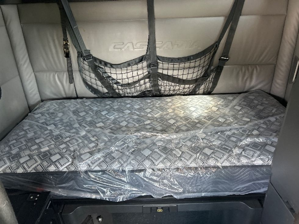 Sleeper Tractor-Heavy Duty Tractors-Freightliner-2022-T12664ST-Lowell-AR-602,025\n\t\tmiles-$ 63,000 - Image 17