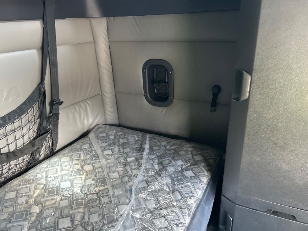 Sleeper Tractor-Heavy Duty Tractors-Freightliner-2022-T12664ST-Lowell-AR-602,025\n\t\tmiles-$ 63,000 - Image 18