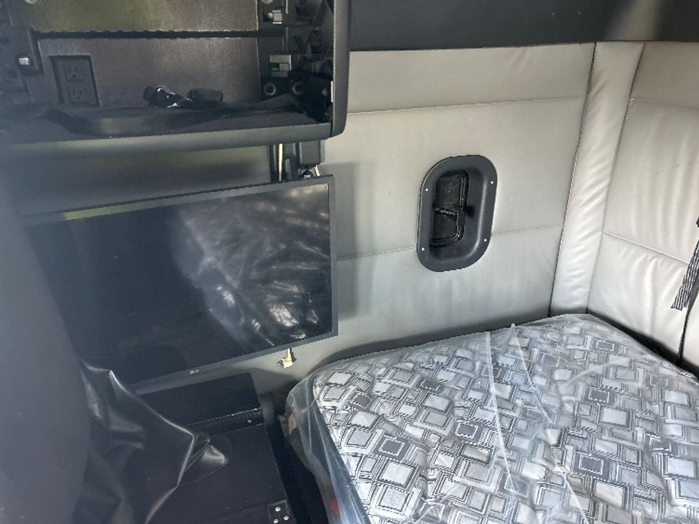 Sleeper Tractor-Heavy Duty Tractors-Freightliner-2022-T12664ST-Lowell-AR-602,025\n\t\tmiles-$ 63,000 - Image 19